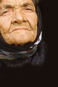 Alte Frau mit nachdenklichem Gesicht