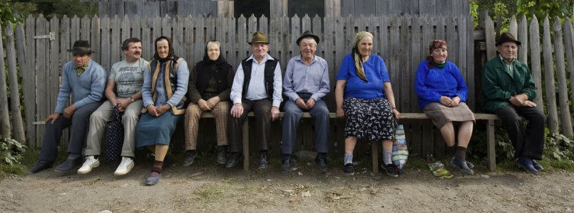 Alte Menschen sitzen auf einer Bank