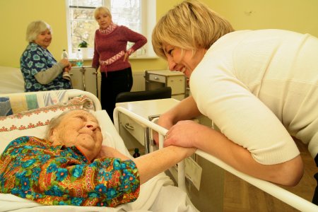 Pflegerin kümmert sich um eine alte Frau