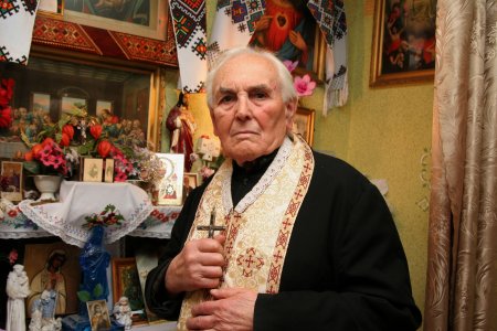 Alter Priester mit Stola und Kreuz