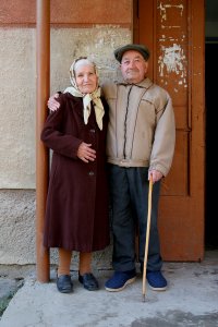 Altes Ehepaar vor einem alten Hauseingang