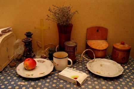 Tisch mit Apfel und Medikamenten