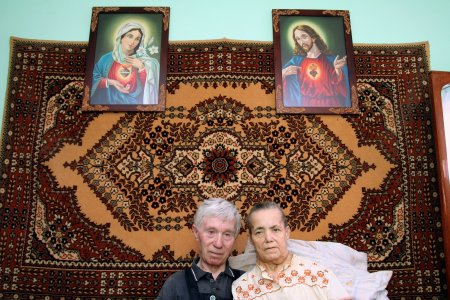 Älteres Ehepaar vor einem großen Wandteppich