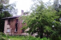 Vom Krieg zerstörtes Haus im Osten der Ukraine (Region Luhansk).