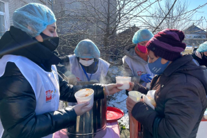 Ein mobiles Caritas-Team versorgt Menschen mit einer warmen Mahlzeit, Abbildung der benötigten Kleintransporter.