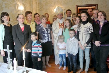 Gruppenfoto mit Gläubigen und Bischof Joseph Werth in Sibirien