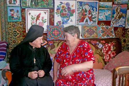 Ordensfrau im Gespräch mit einer älteren Frau