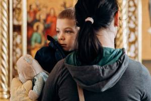 Kind auf dem Arm seiner Mutter im Priesterseminar in Ivano-Frankivsk im Westen der Ukraine.