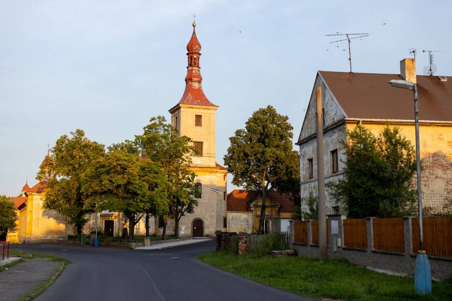 Der Wallfahrtsort Mariánské Radčice liegt in Nordböhmen/Tschechien, etwa 30 Kilometer von der Grenze mit Sachsen entfernt.