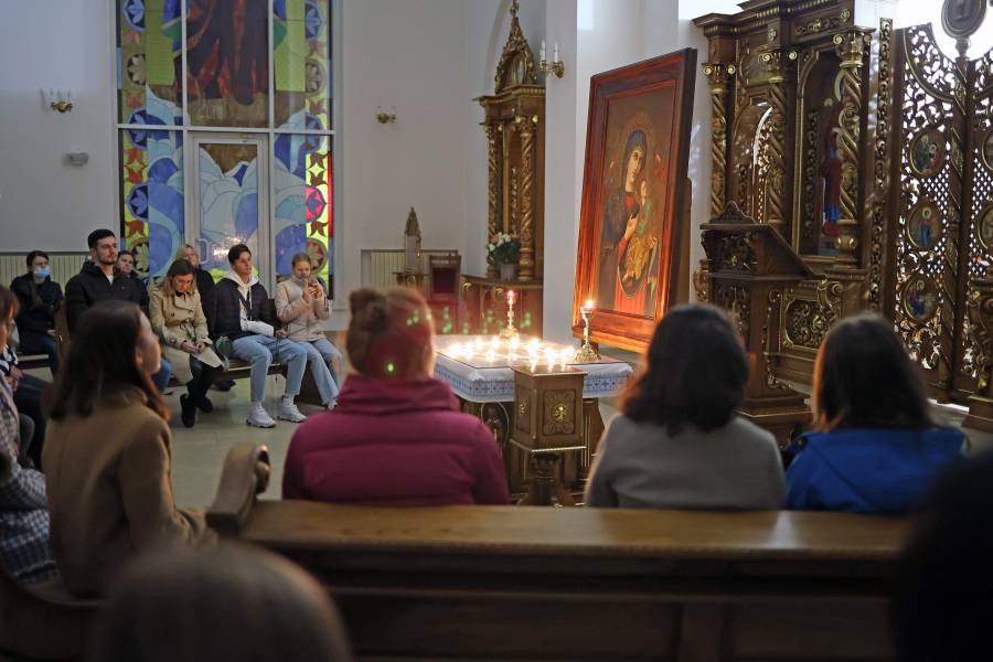 Abendliches Gebet in der St.-Mariä-Geburt-Kirche in Ivano-Frankivsk