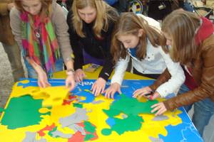 Ein Team von vier Mädchen löst das Osteuropapuzzle