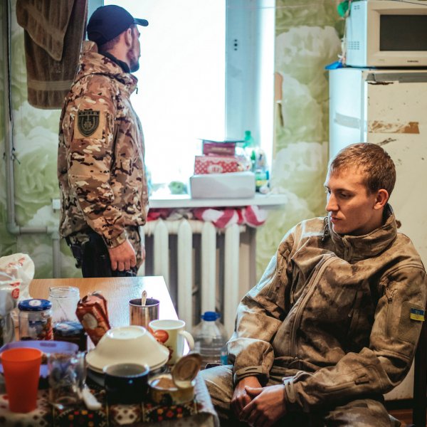 Zwei Soldaten in einer Küche.