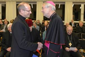 EB Schick gratuliert Pfarrer Hartl