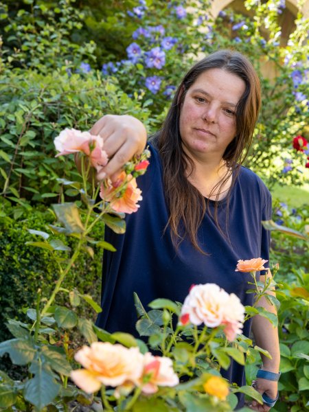 Lenka Dufková im Garten