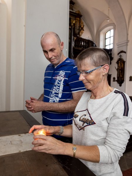 Oldrich Cermak und Jarmila Cermáková in der Kirche