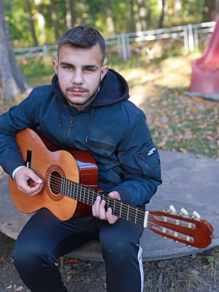 Martin Jano mit seiner Gitarre