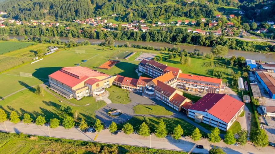 Das Schulzentrum von Žepče ist bereits 1997 gegründet worden und umfasst ein allgemeinbildendes Gymnasium und eine gewerblich-technische Schule.