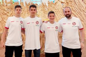 Mateo, Teo und Jakov, drei 15- bis 17-jährige fußballbegeisterte Jungs vom katholischen Schulzentrum Don Bosko aus Žepče in Bosnien und Herzegowina sind zum Finale der Renovabis-Pfingstaktion beim ZDF-Fernsehgottesdienst am Pfingstsonntag nach Bonn gekommen. Mit im Bild der Salesianer Domagoj Bešlić (rechts).