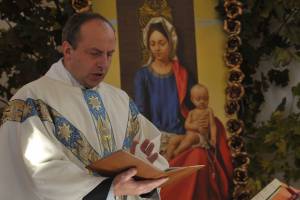 Priester beim Gottesdienst in der Kirche in Gorodyszcze in Weißrussland