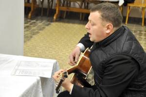 Pfarrer Andrzej Liszko mit Gitarre