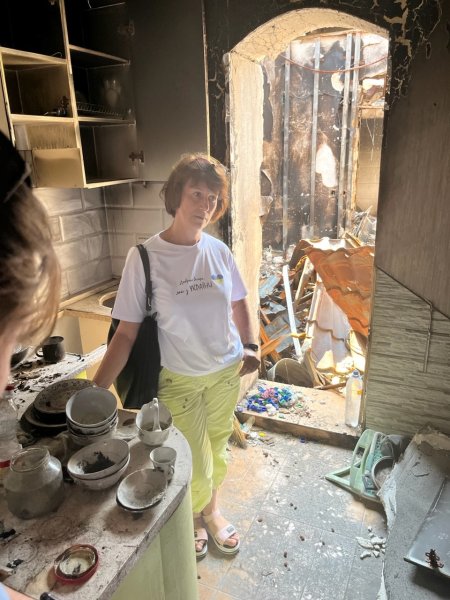 Helena, eine ehrenamtliche Helferin der Caritas, in ihrem völlig ausgebrannten Haus.