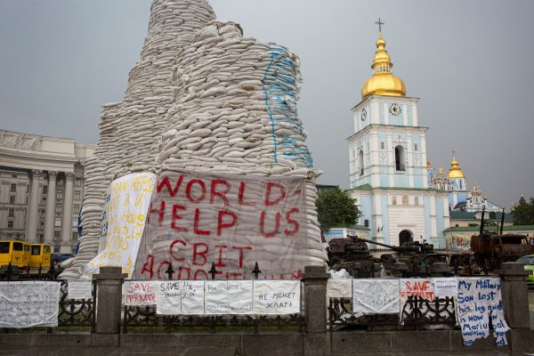 Die Michaelskirche in Kiew. Im Vordergrund steht die Statue der Heiligen Olga, die mit Sandsäcken vor Raketen und Granaten geschützt ist.