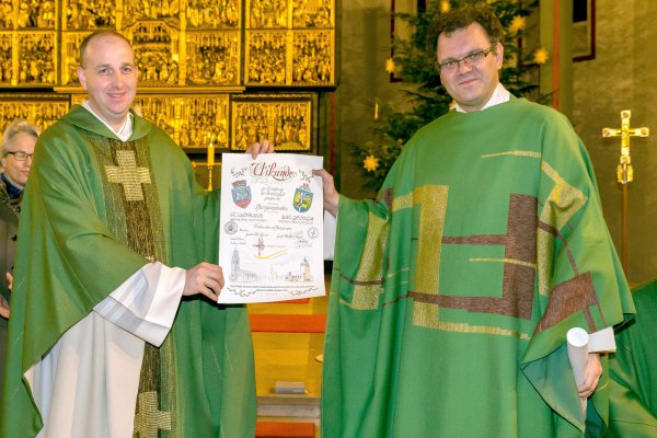 Die beiden Pfarrer aus Oradea bzw. Vreden mit der Urkunde zur Errichtung ihrer Partnerschaft.