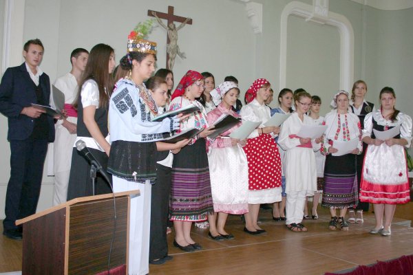 Gruppenbild mit Chor während des Besuchs einer Delegation aus Dingelstädt in Timişoara.