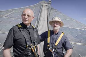 Theologe Thomas Schwartz und Astrophysiker Harald Lesch auf dem Dach des Olympiastadions in München.