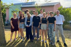Die zehn jungen Frauen und Männer, die am 1. September ihren Freiwilligendienst im Osten Europas beginnen, zusammen mit einer Ex-Freiwilligen sowie Thomas Müller-Boehr von Renovabis