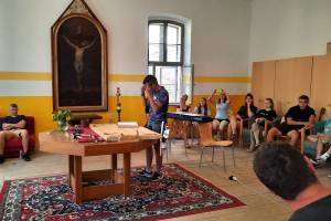 Junge Menschen bei einer geistlichen Themeneinheit während der deutsch-rumänischen Jugendbegegnung in Archita