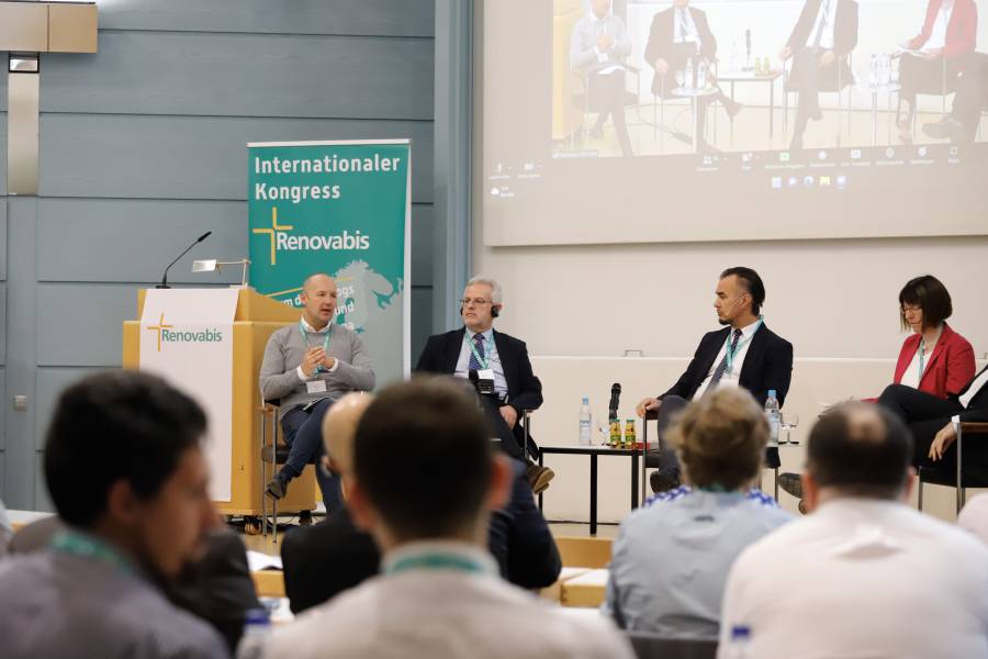 Am zweiten Vormittag stand das Thema „Migration – Arbeit – fair …: Aufgabe für Politik und Kirche" auf dem Programm; es diskutierten José Luis Bazán (Brüssel), Marc Biadacz MdB (Berlin/Böblingen), Prof. Dr. Thomas Eggensperger OP (Berlin) und Prof. Dr. Tado Jurić (Zagreb/Kroatien), die Moderation übernahm Claudia Gawrich (ZdK, Berlin).<br><small class="stackrow__imagesource">Quelle: Matthias Firmke, Renovabis </small>