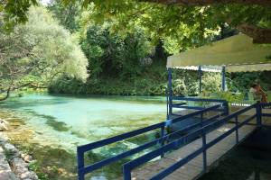 Terrasse über einem Fluss