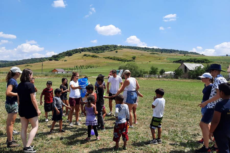 Deutsche und rumänische Kinder und Jugendliche gemeinsamen auf einem Feld