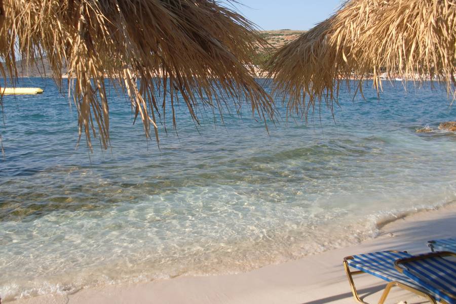 Sandstrand mit Liegestühlen und Schirmen
