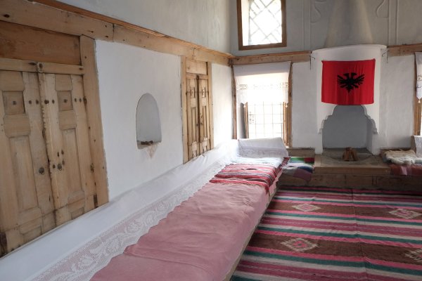Blick in ein Zimmer eines historischen osmanischen Hauses.