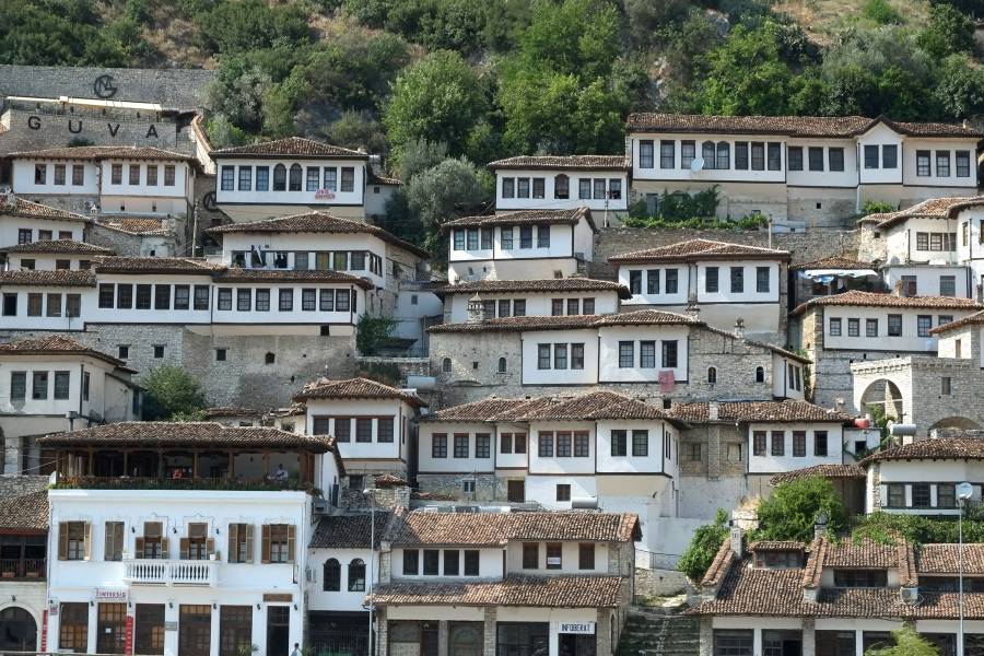 Blick auf am Hang liegende Häuser der Stadt Berat im Süden Albaniens.