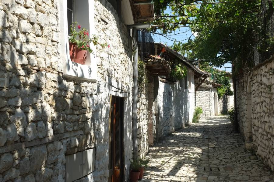 Gasse in der Altstadt von Berat, Albanien