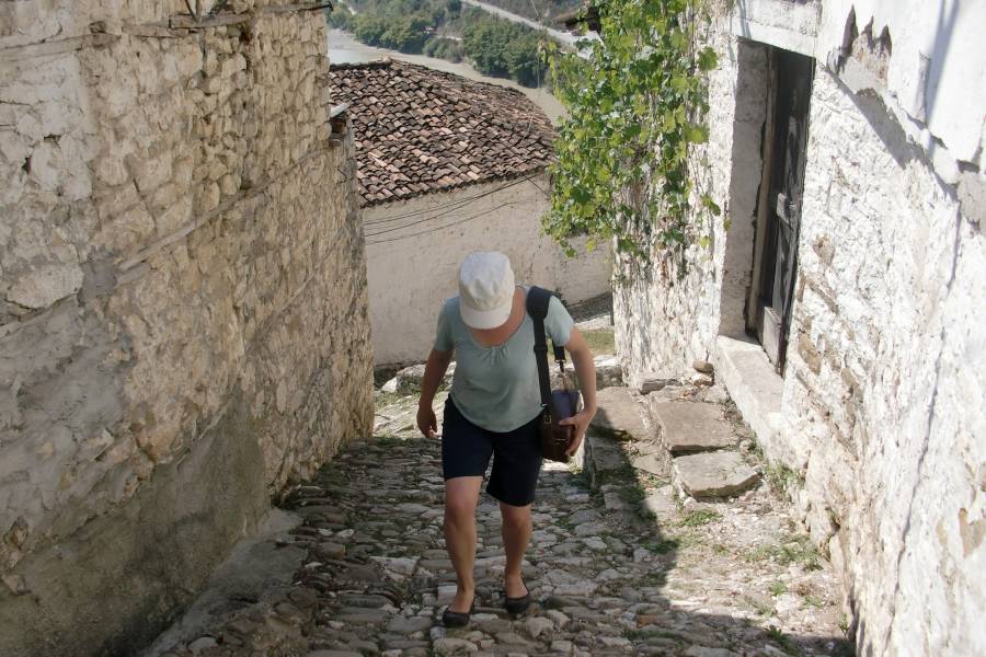 Steile Gasse in der Altstadt von Berat, Albanien