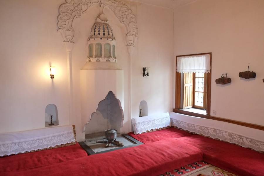 Blick in ein Zimmer eines historischen osmanischen Hauses.