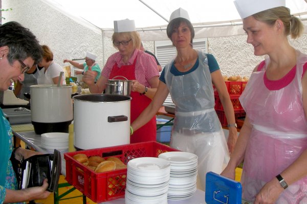 Frauen der Pfarrgemeinde St. Servatius in Koblenz kochen Suppe für die Republik Moldau