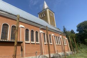 Rote Backsteinkirche - Die katholische Kirche St. Joseph in Bardarski Geran, Bulgarien.