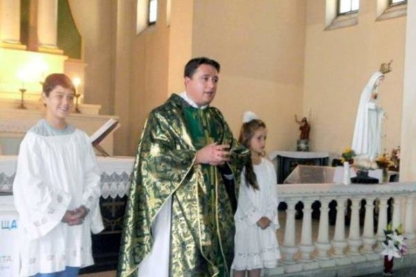 Römisch-katholischer Geistlicher in einer Kirche. Koytcho Dimov ist seit 13 Jahren Pfarrer in St. Joseph.