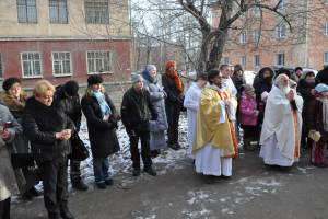 Die Gemeinde in Usolje feiert einen Gottesdienst im Freien.