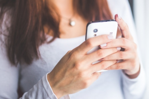 Frau mit Handy in der Hand