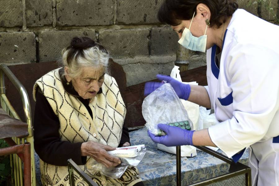 Eine alte Frau wird durch Caritas-Team