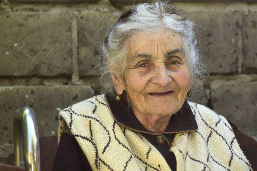Portrait einer alten lächelnden Frau.