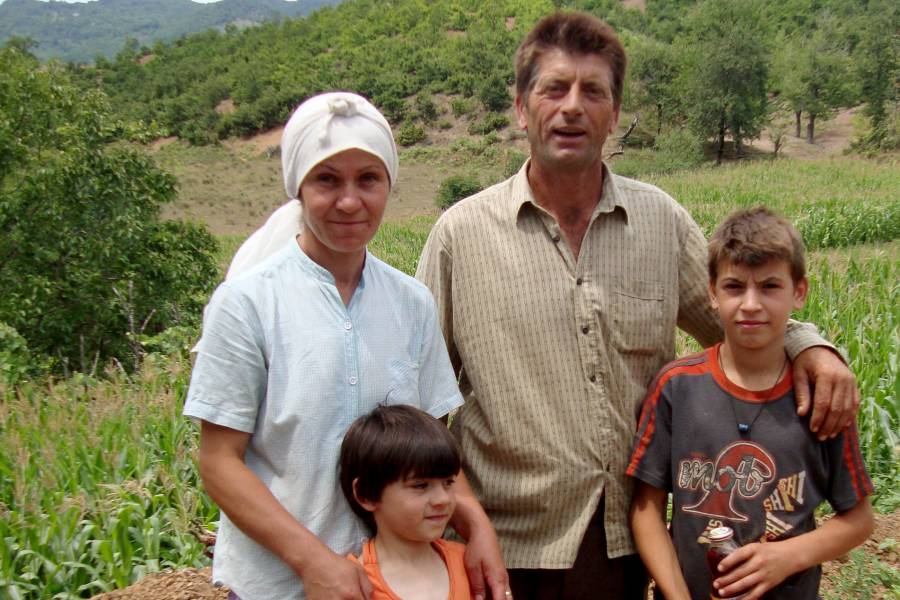 Eltern mit zwei Kindern vor Maisfeld in den Bergen Albaniens