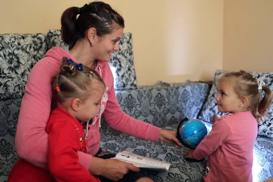 Svetlana Nika mit ihren beiden Kindern im „Traumhaus", einer Einrichtung der Caritas.