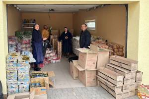 Sammlung und Verteilung von Hilfsgütern in einer Garage